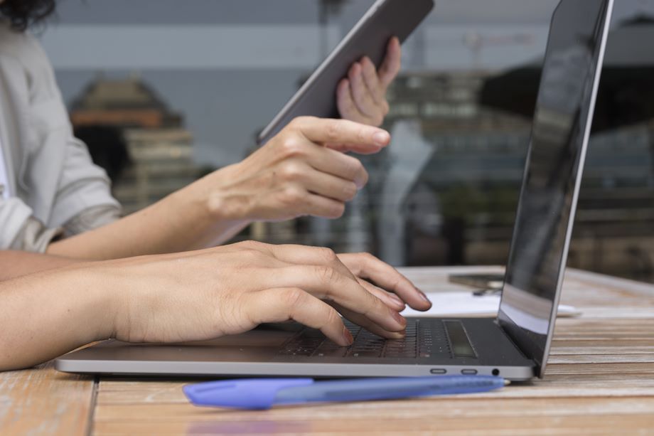 Woman in front of a laptop